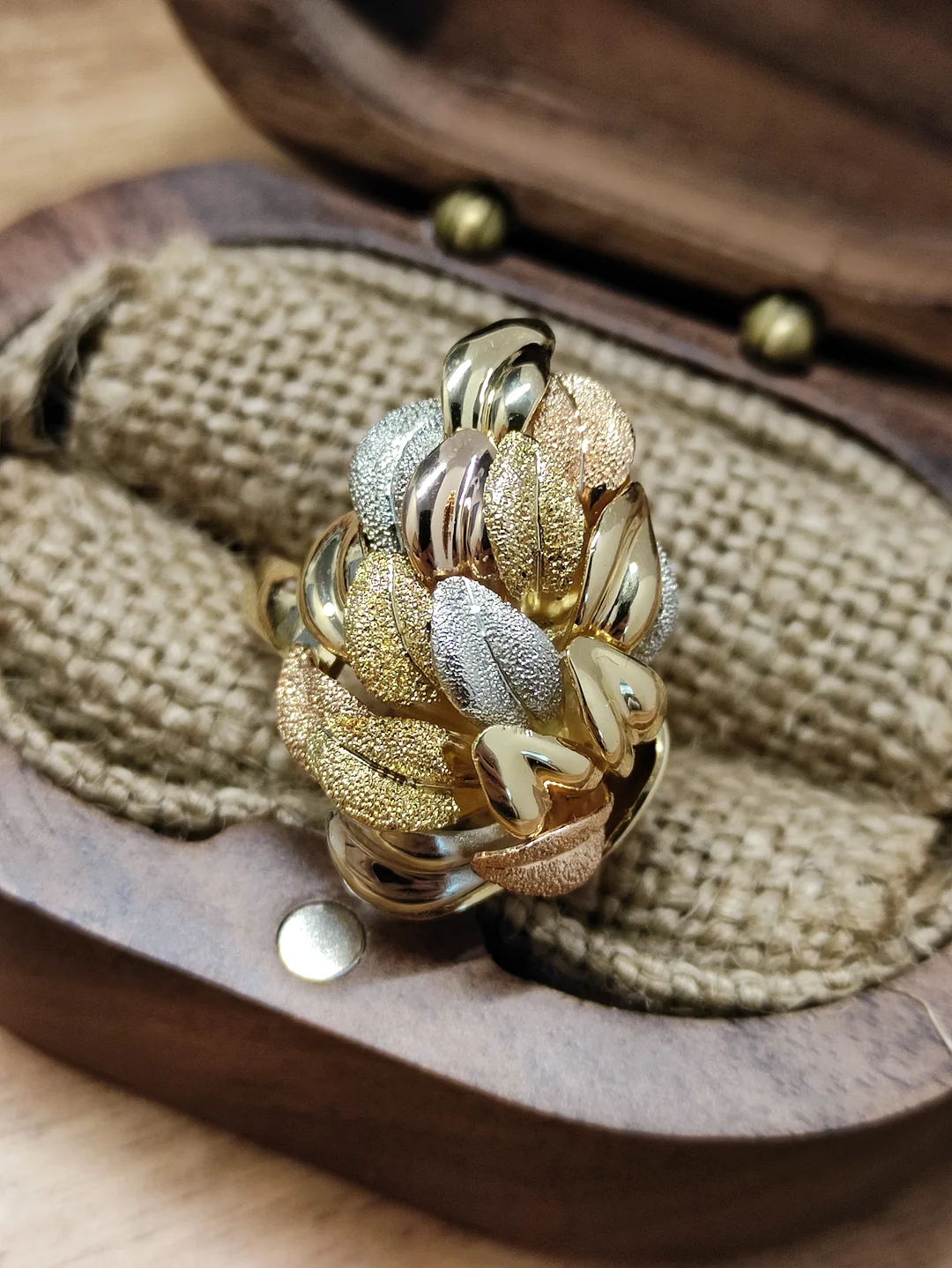 S423 【品牌】意大利高奢珠宝品牌TRES BELLE三色金喷砂工艺750叶子戒指K18，10.6g，15.5/54.5码【品牌货，重金重工有质感，精美三色金喷砂工艺，国内难以复制】