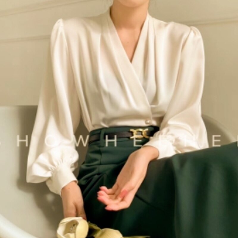 Loose Shirt Temperament V-neck French Tops 2021 Autumn New White Shirt Korean Fashion Design Blouse Female Solid Casual  16882