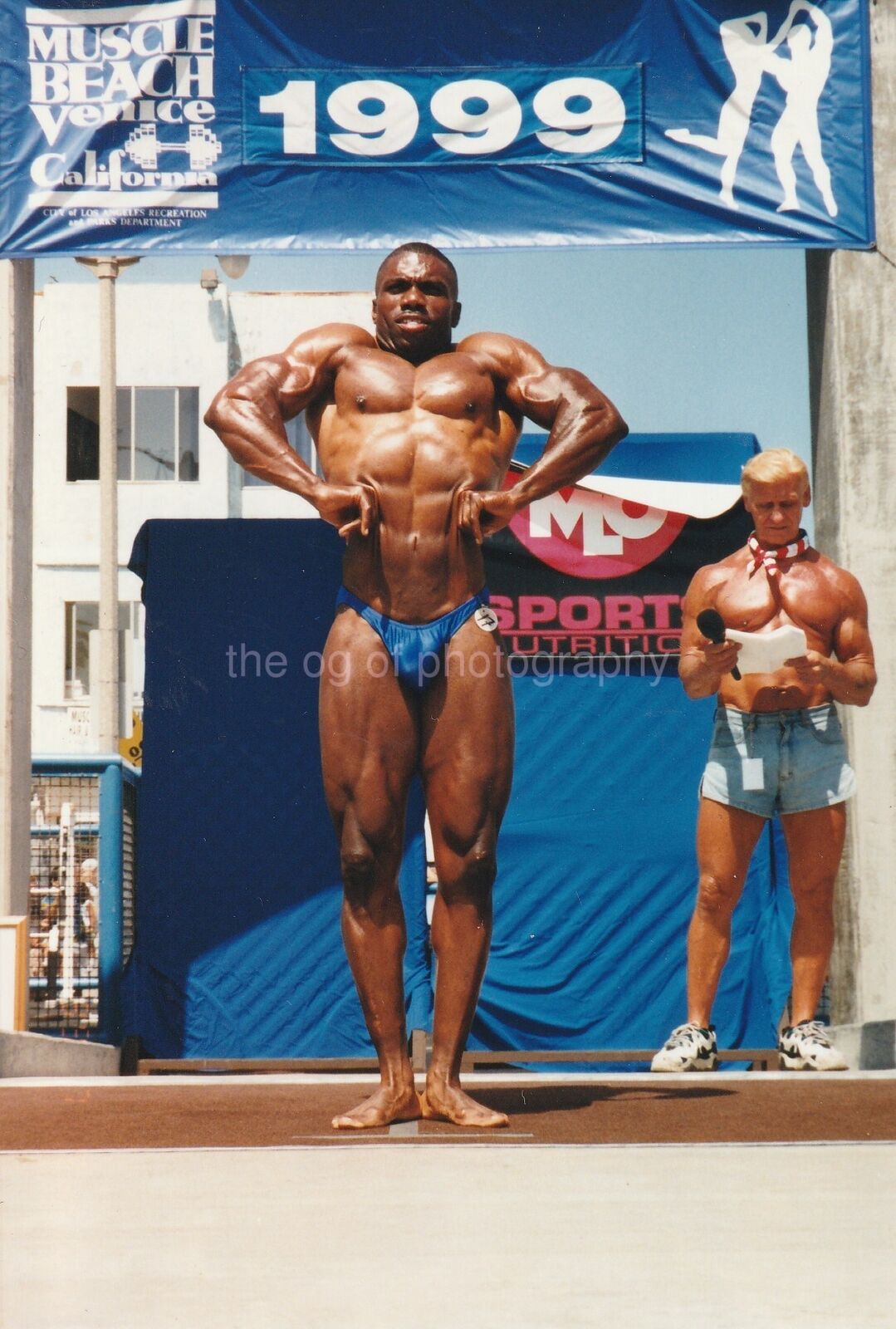 MUSCLE MAN Found Photo Poster painting Photo Poster paintingGRAPHER GENE MOZEE Bodybuilding VENICE BEACH 91 13 A