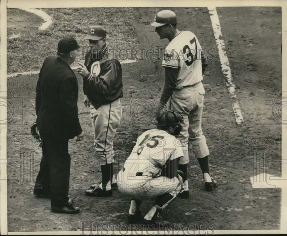 Press Photo Poster painting Leo Durocher, Chicago Cubs manager argues with umpire - lrs16204