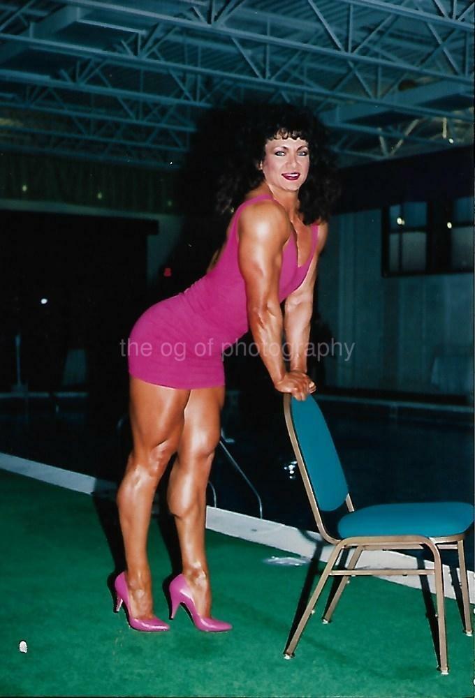 PRETTY BUFF WOMAN 80's 90's FOUND Photo Poster painting Color MUSCLE GIRL Original EN 21 68 Y