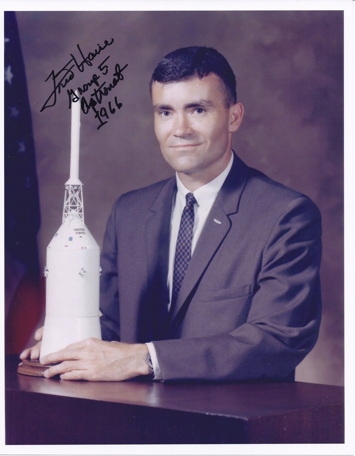 FRED HAISE SIGNED 8 x10 APOLLO 13 Photo Poster paintingGRAPH - UACC & AFTAL RD AUTOGRAPH