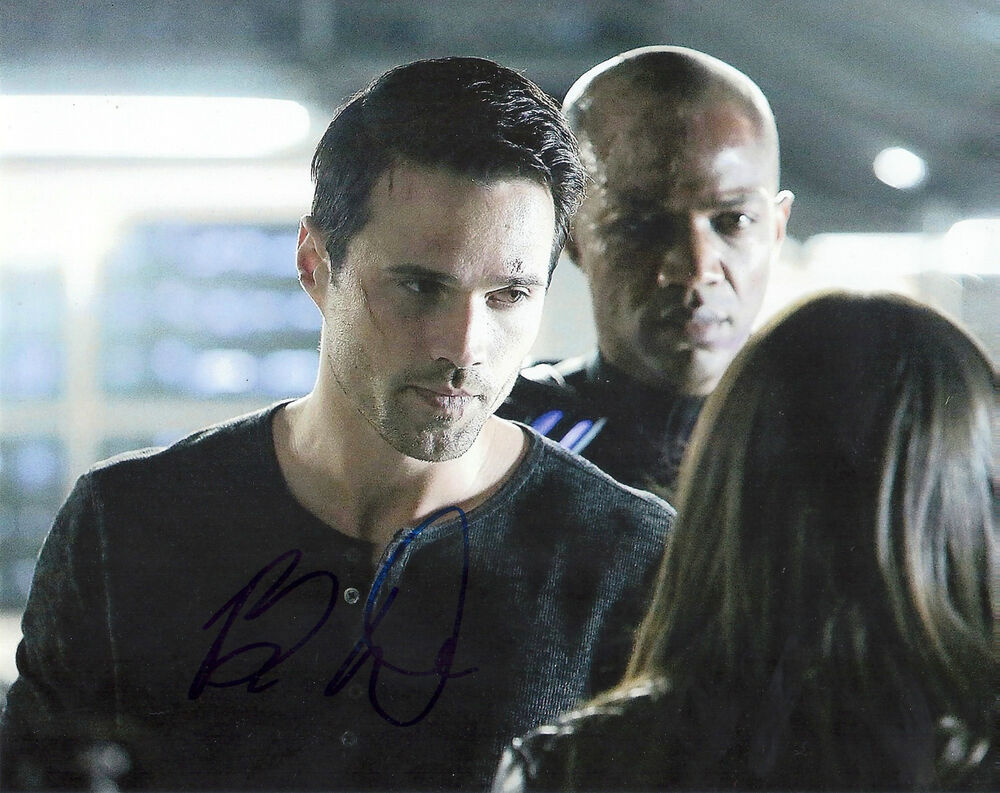 BRETT DALTON 'AGENTS OF SHIELD' GRANT WARD SIGNED 8X10 PICTURE *COA 1