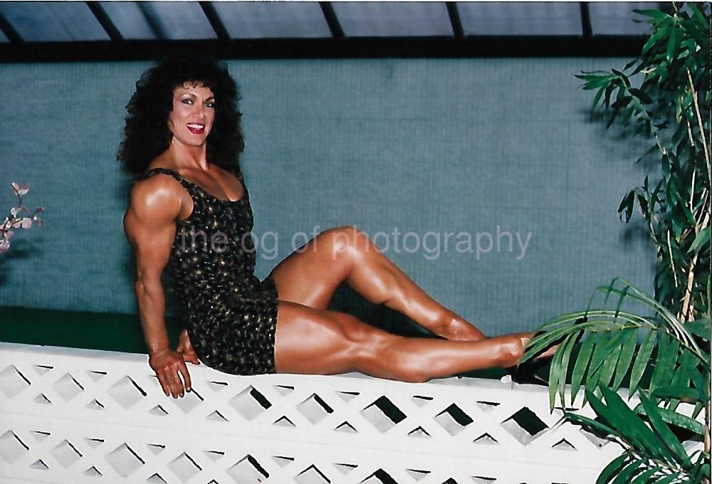 PRETTY BUFF WOMAN 80's 90's FOUND Photo Poster painting Color MUSCLE GIRL Original EN 21 68 X