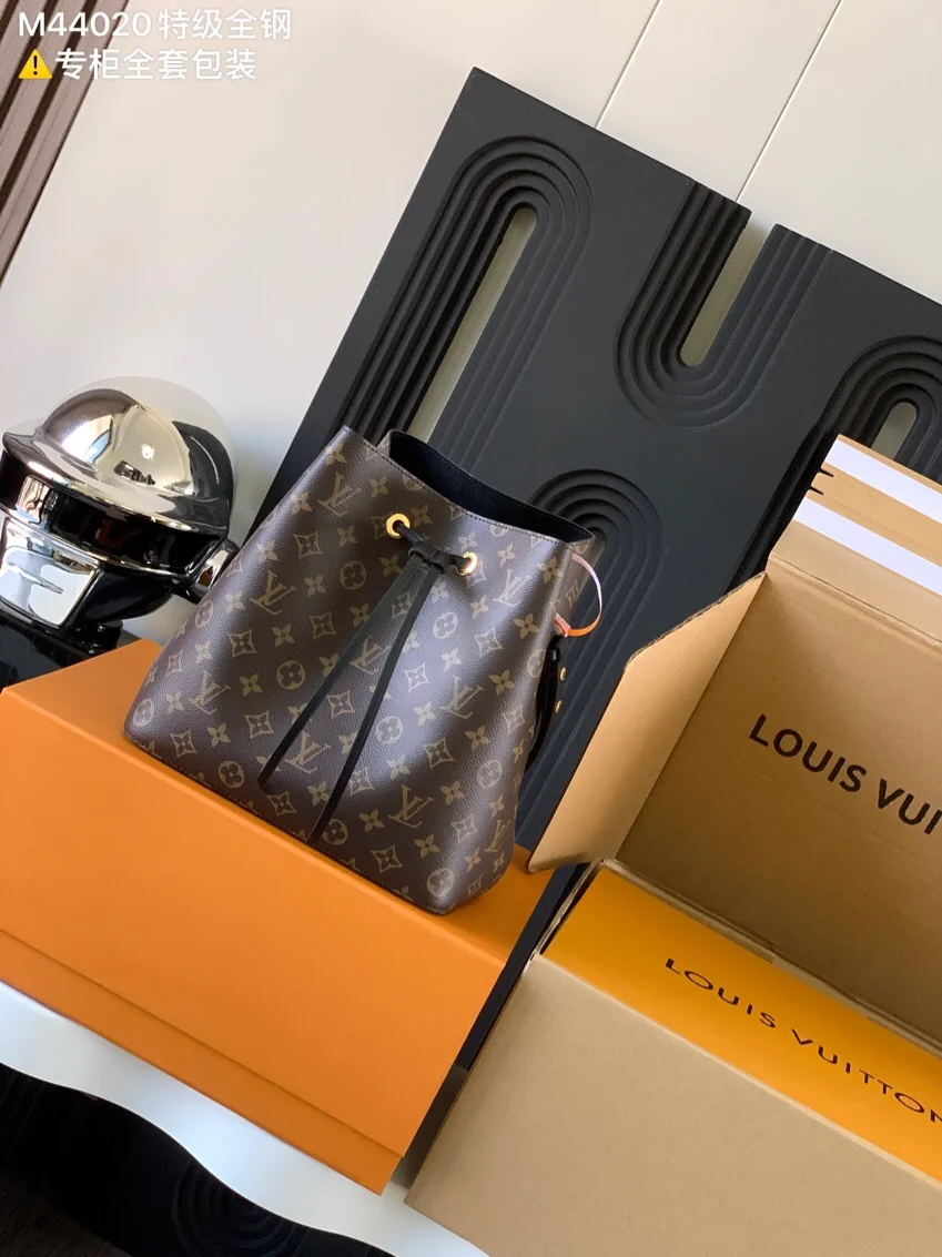 Louis Vuitton M44020