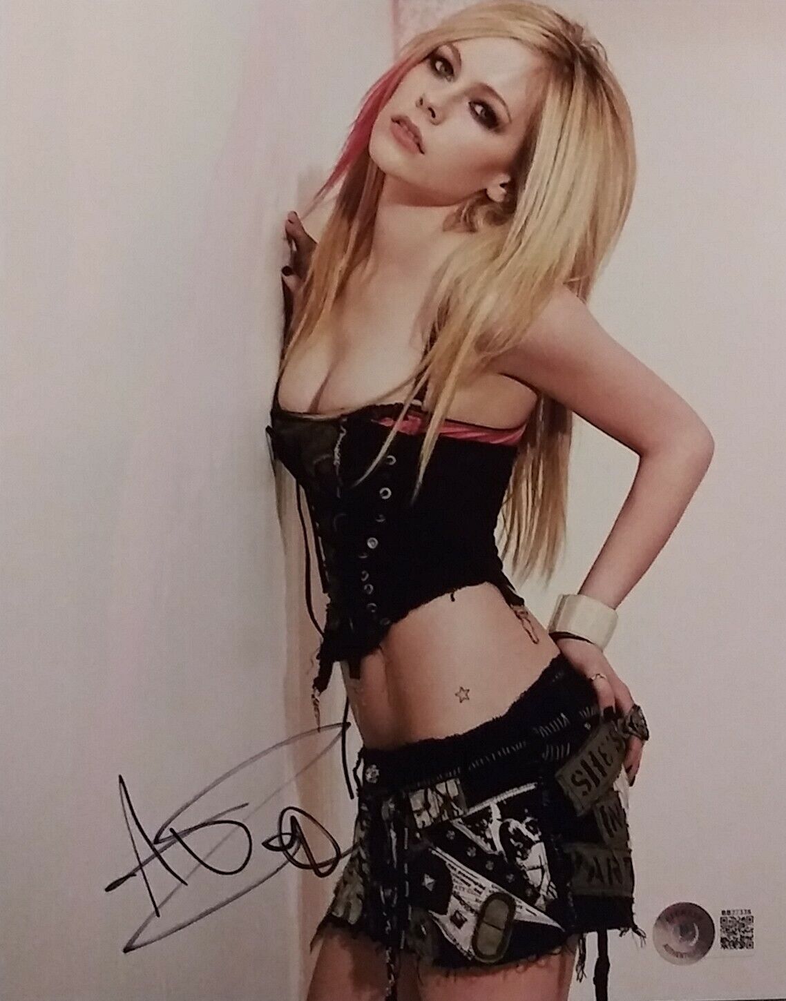 Avril Lavigne signed 8 x 10 COA Beckett