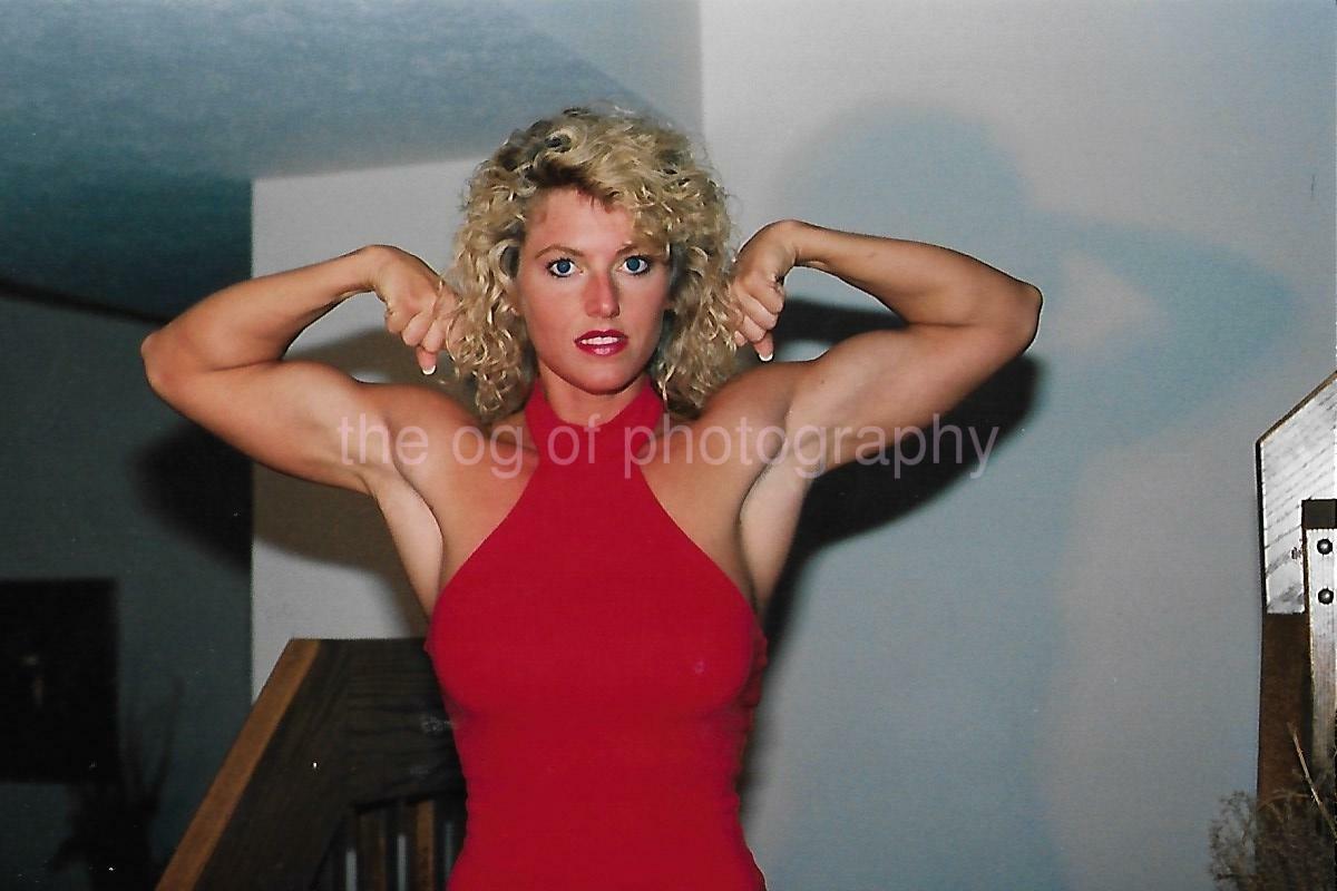 Found Photo Poster painting FEMALE BODYBUILDER 80's 90's PRETTY MUSCLE GIRL Color EN 16 29 Q