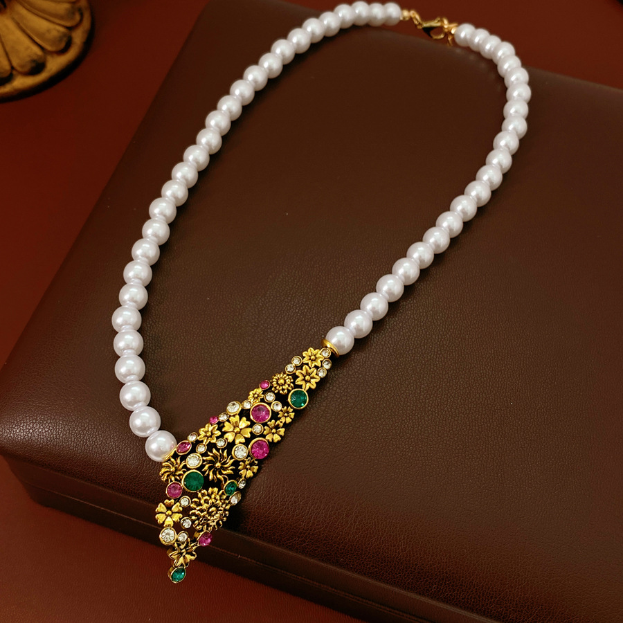 Vintage diamond-encrusted flower and pearl earrings and necklace a luxurious and niche clavicle chain a retro jewelry set for women