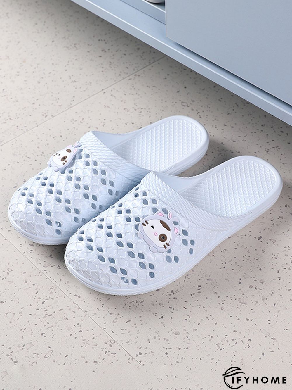 Casual Cartoon Cat Hollow out Bathroom Slippers | IFYHOME