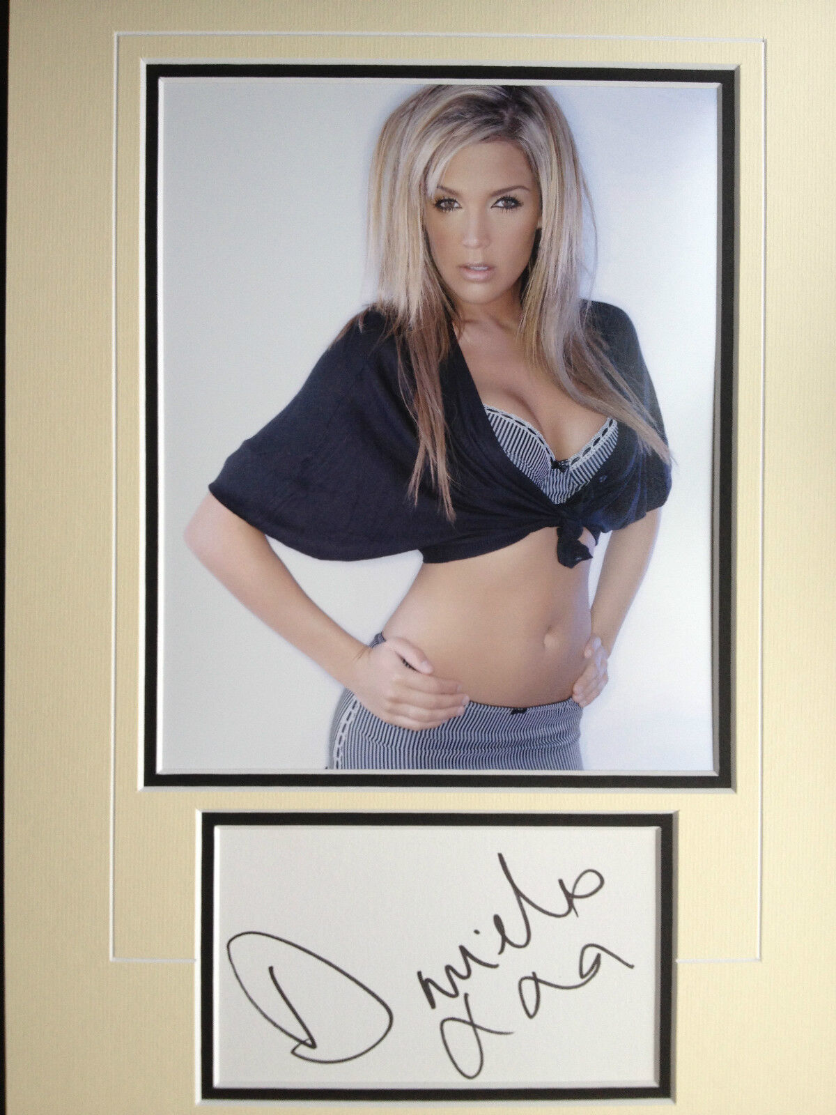 DANIELLE LLOYD - PIN UP / MODEL & TV PRESENTER - BRILLIANT SIGNED Photo Poster painting DISPLAY