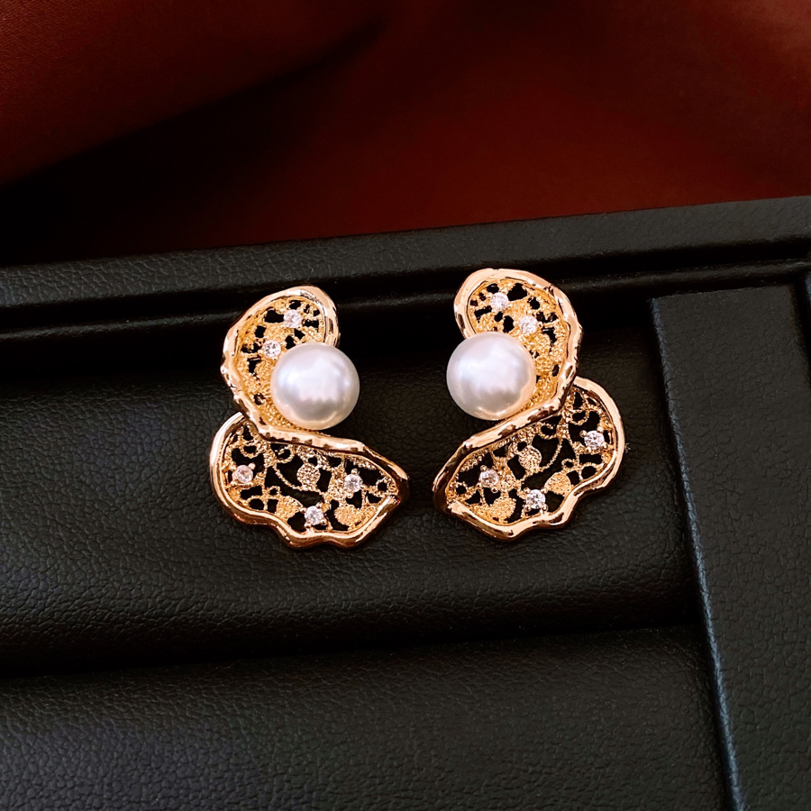 18K real gold plated silver needle imitation mother-of-pearl flower stud earrings fashionable elegant high-end simple and versatile earrings for women