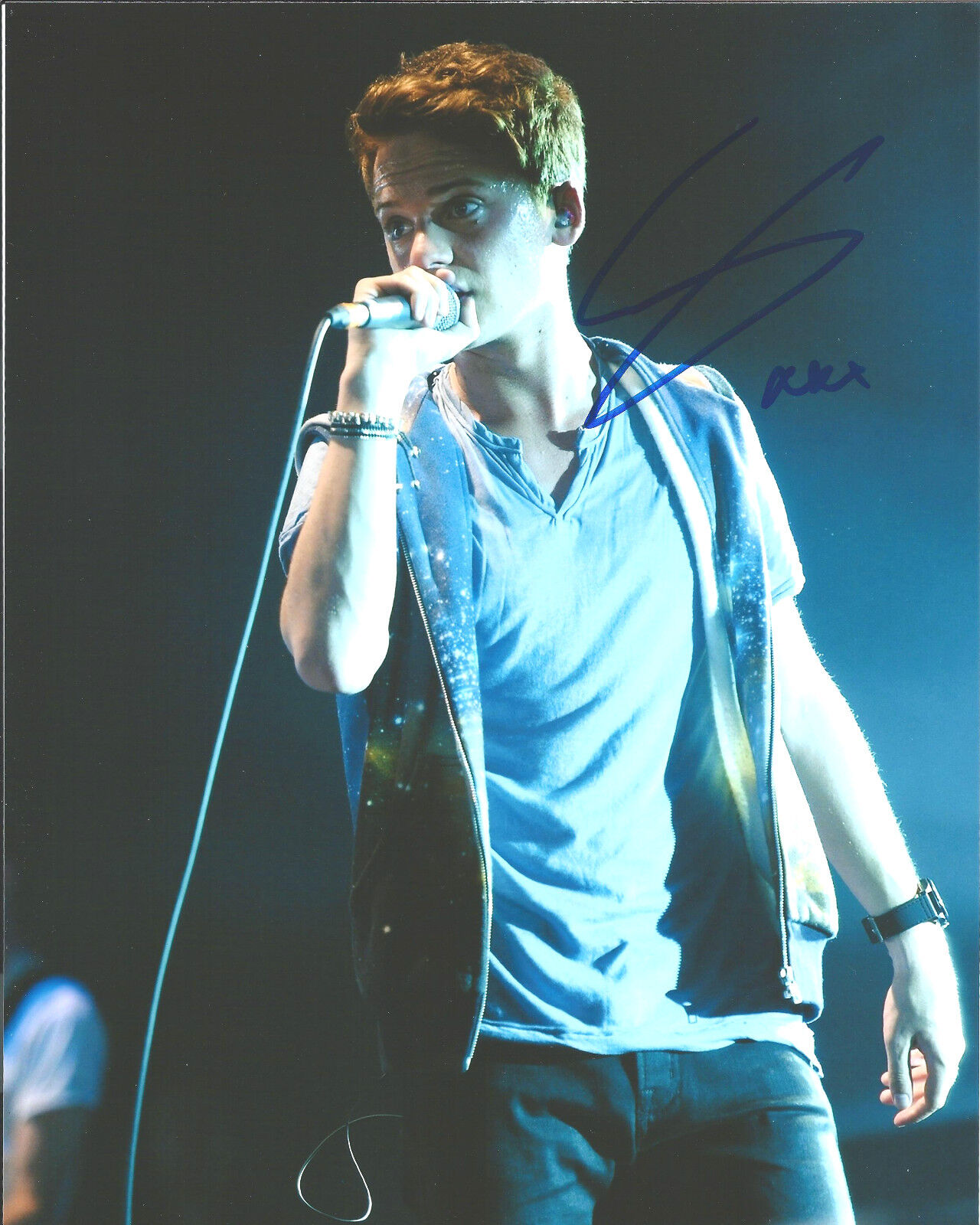 SINGER BRITISH CONOR MAYNARD SIGNED 8X10 Photo Poster painting W/COA TURN AROUND CONTRAST C