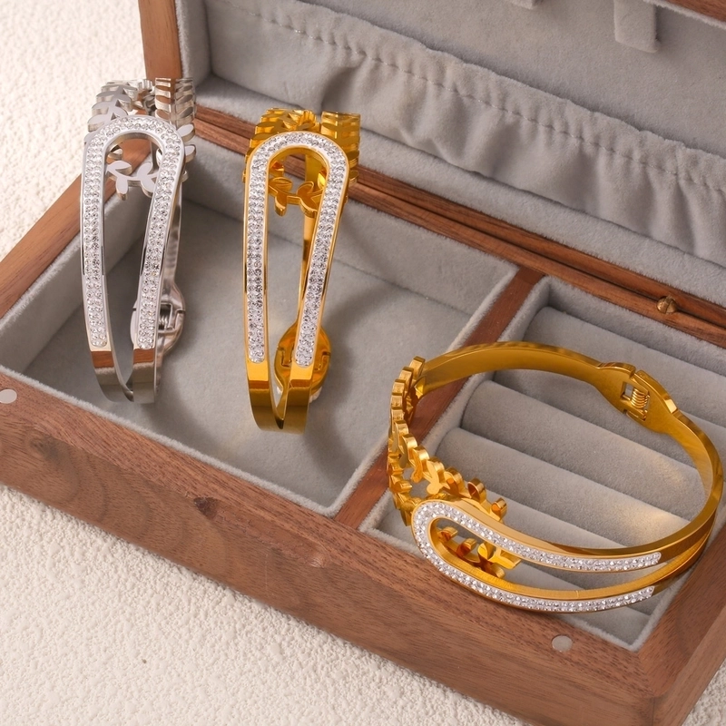 Casual Elegant Minimalist Geometric 304 Stainless Steel 18K Gold Plated Rhinestones Bangle In Bulk