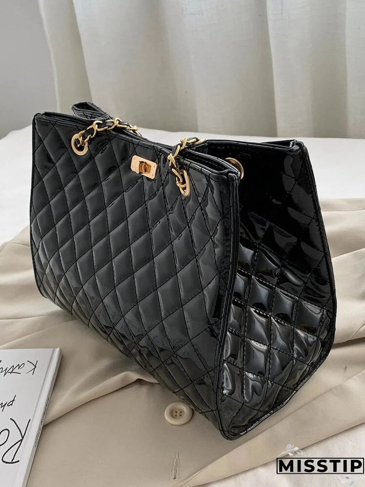 Random Twist Lock Quilted Chain Bag
