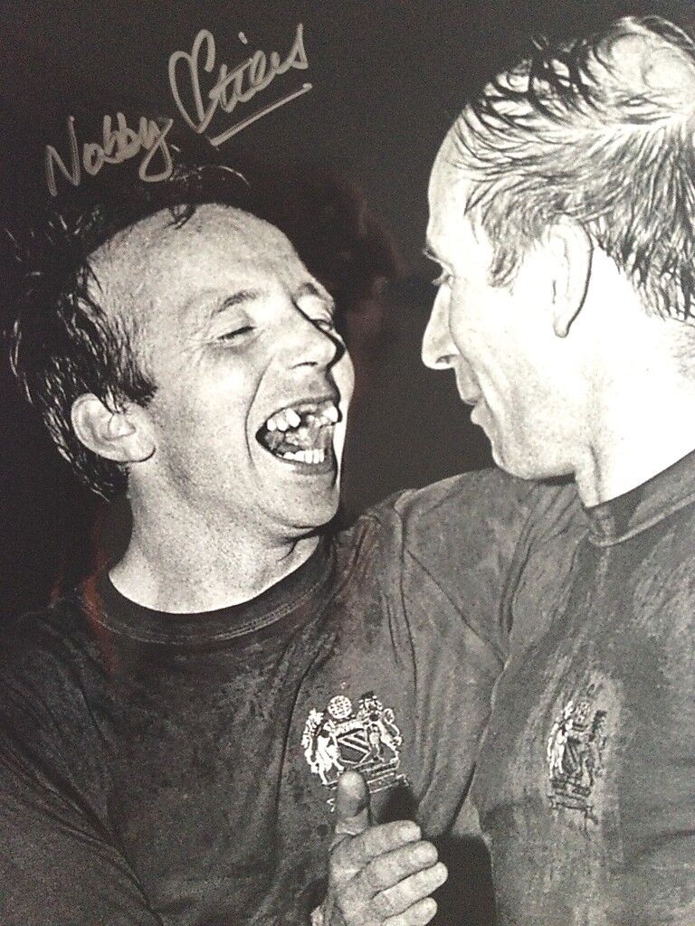 NOBBY STILES - MANCHESTER UNITED LEGEND - SIGNED B/W EUROPEAN CUP FINAL Photo Poster painting