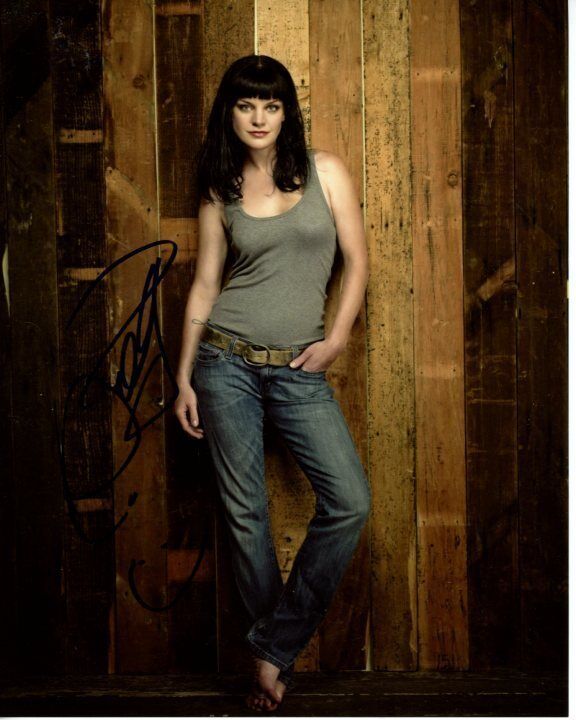 PAULEY PERRETTE signed autographed Photo Poster painting