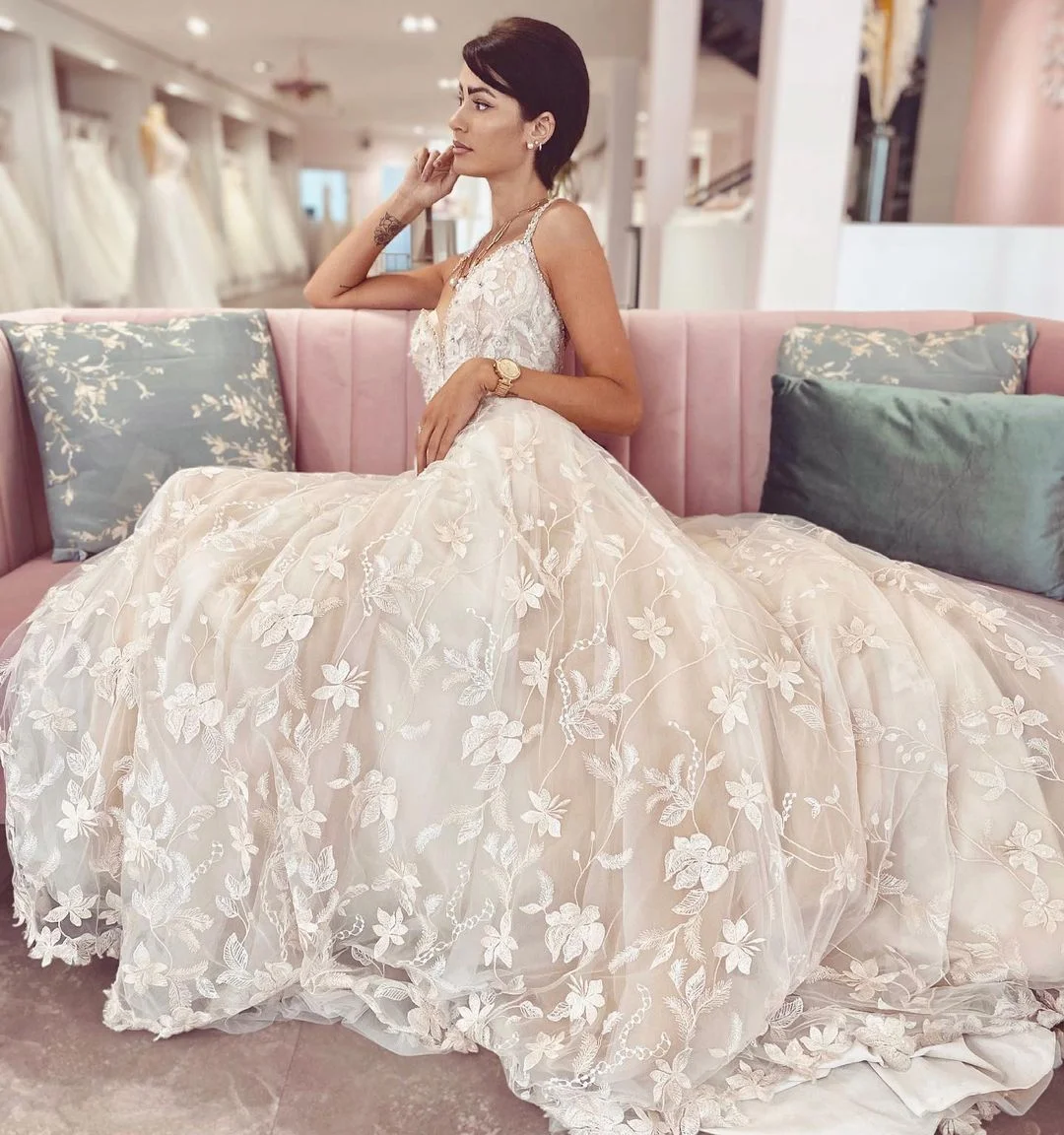 Daisda Glamorous A-Line V-neck Spaghetti Straps Wedding Dress With Appliques Lace Tulle