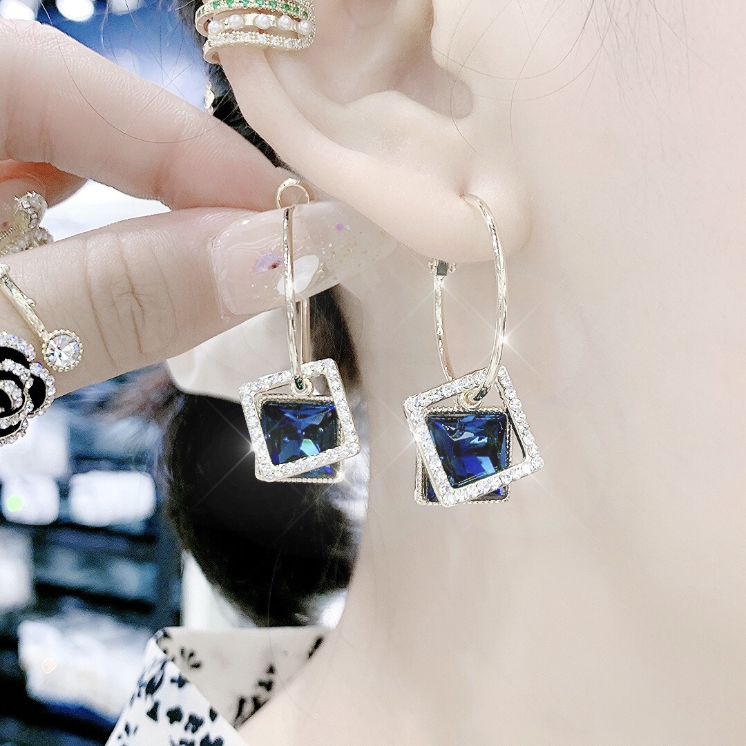 啦啦啦Square Crystal Circle Earrings