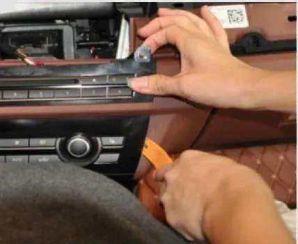 Plastic trim tool releasing the BMW F10 CD and climate-control panel