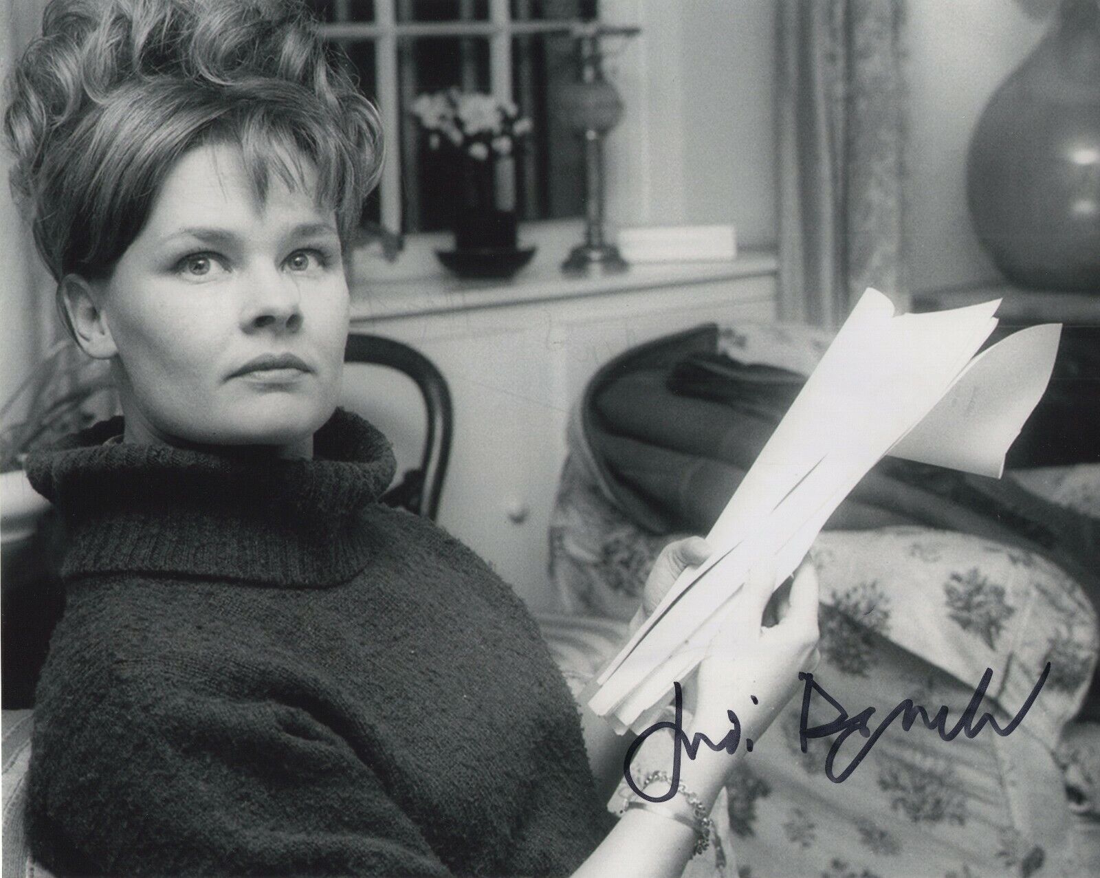 JUDI DENCH SIGNED AUTOGRAPH YOUNG BEAUTIFUL 8X10 Photo Poster painting JAMES BOND 007 #3