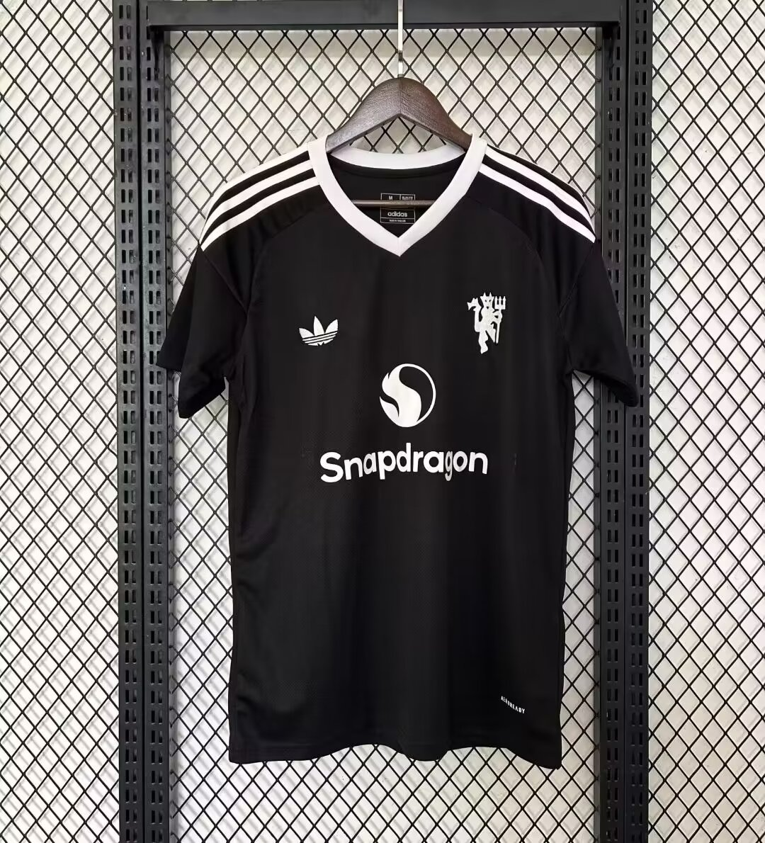 24/25 Football Shirt Manchester United Goalkeeper Black Thai Quality