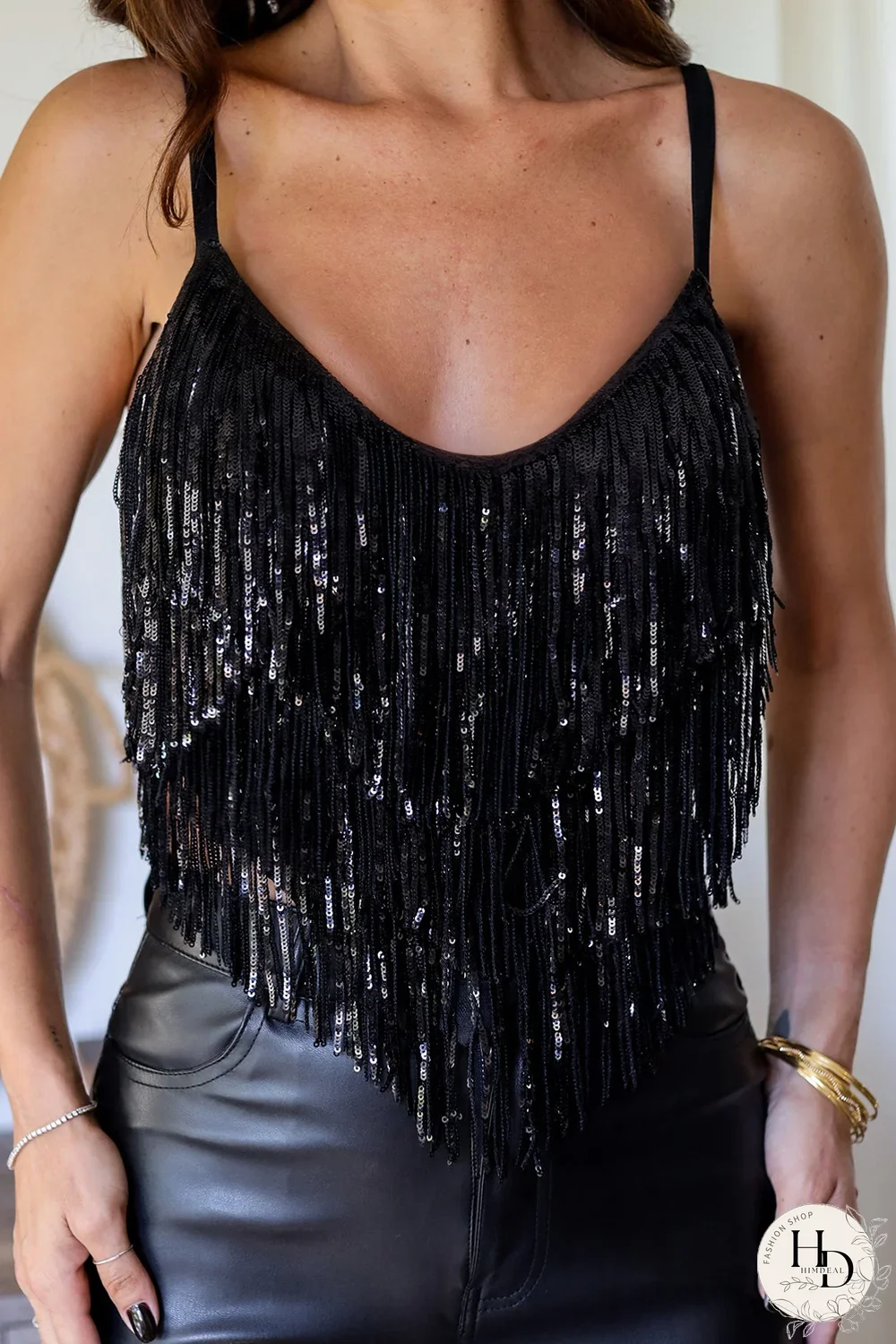 Top corto con tirantes ajustables y borlas de lentejuelas negro