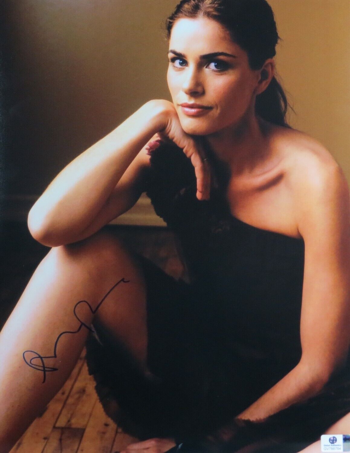 Amanda Peet Autographed 11X14 Photo Poster painting Gorgeous Sexy Sitting on Floor GV788784