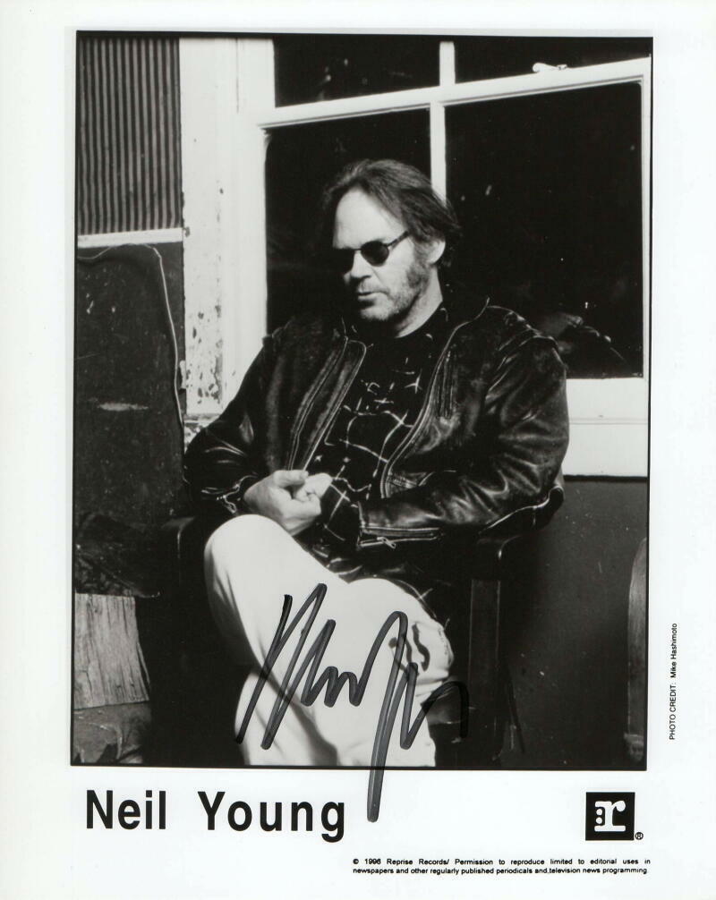 NEIL YOUNG SIGNED AUTOGRAPH 8X10 Photo Poster painting - CRAZY HORSE, BUFFALO SPRINGFIELD, CSNY