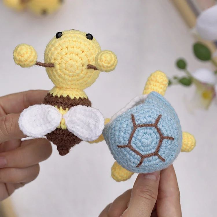 YarnSet - Bees With Turtle Shell Crochet Kit - 2 Colors