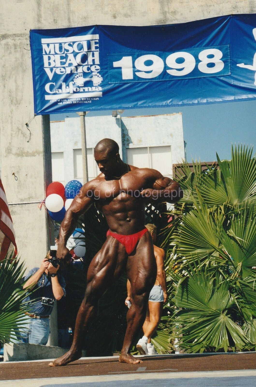 MUSCLE MAN Venice Beach California FOUND Photo Poster painting Bodybuilding Snapshot GUY 92 6 Q