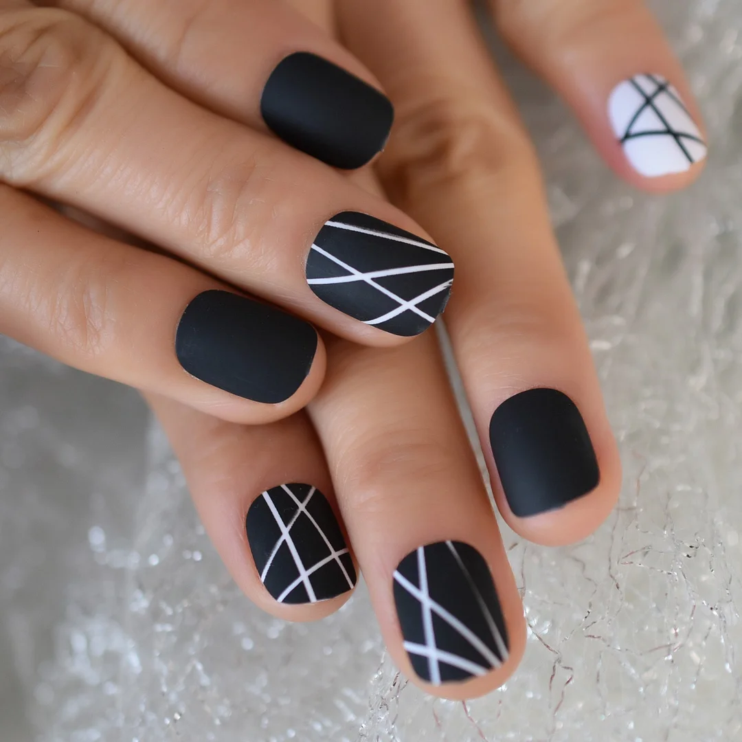 Short Round Fake Nails Black-White Lines Simple Design Fingernail Tip Professional French Nail Art For Student Office Lady