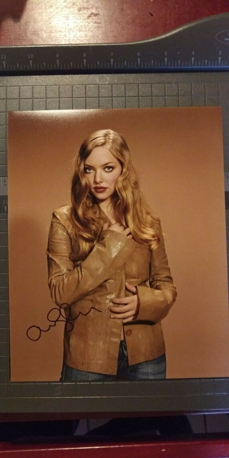 Amanda Seyfried signed 8x10