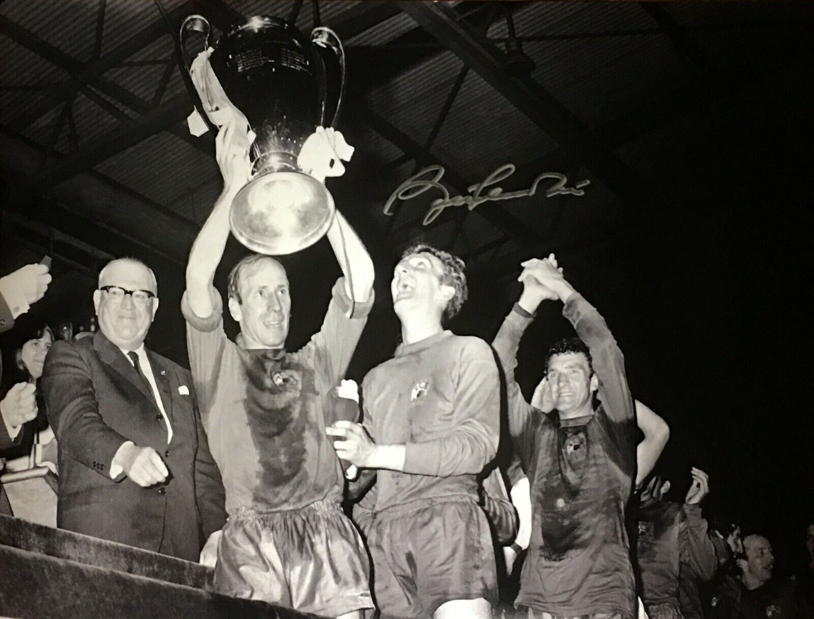 BOBBY CHARLTON SIGNED MANCHESTER UNITED 1968 EUROPEAN CUP FINAL 16x12 Photo Poster painting