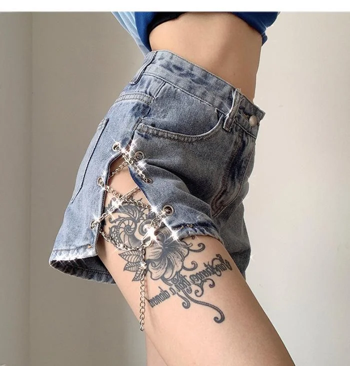 TRENDY ALTERNATIVE CHAINED BLUE DENIM MINI SHORT