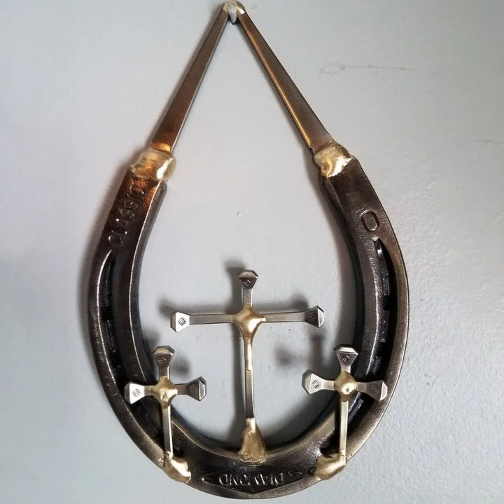 ✝️Horseshoe Nail Cross Wall Decoration
