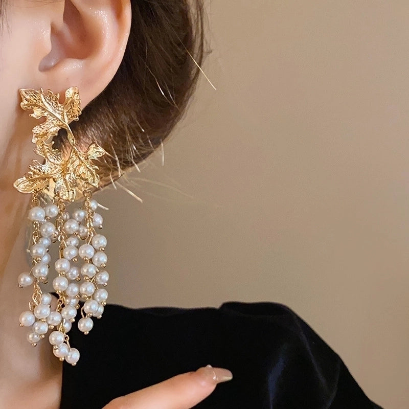 1 Pair Elegant Streetwear Maple Leaf Tassel Inlay Alloy Imitation Pearl Drop Earrings