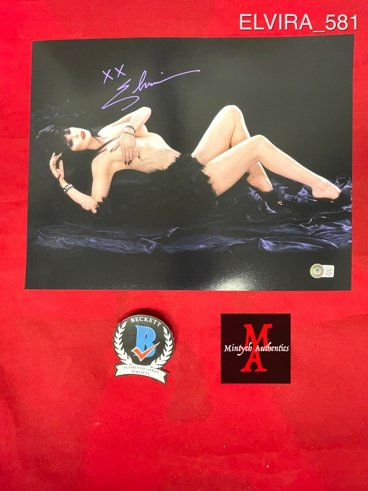 ELVIRA CASSANDRA PETERSON AUTOGRAPHED SIGNED 11x14 Photo Poster painting! BECKETT COA! HORROR!