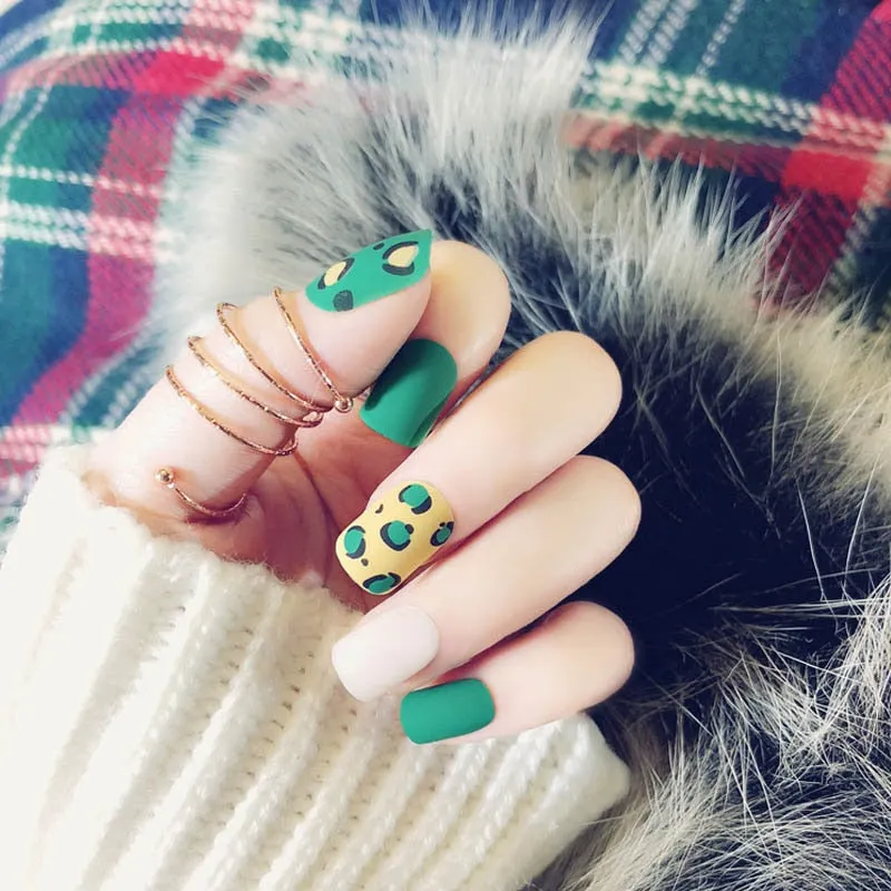 24PCS/box Fashionable Blue and Graffiti Pattern Wearable Fake Nails press on Short oval Head Lady Full Cover Finished Fingernail-Nail Inspo