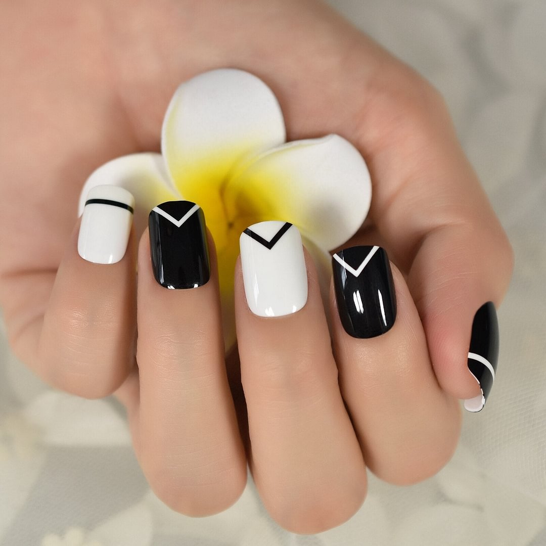 Square Fingernails With Design Black White Mixed Triangle Lines Top Press On Nail Tips Manicure Fake Nails Pretty Beauty