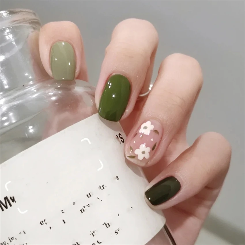 Qinice 24Pcs/Set Milkshake Diamond Lattice Wearing False Nails Tips Fall Winter Adhesive Fake Nails Removable French Press on Nail Art