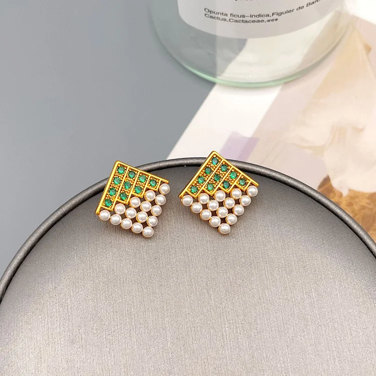Green zircon inlaid pearl earrings