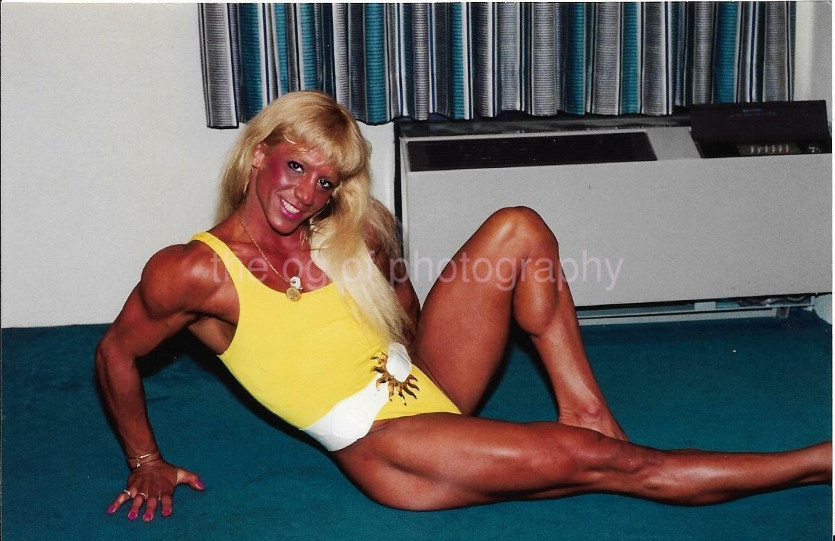 FEMALE BODYBUILDER 80's 90's FOUND Photo Poster painting Color MUSCLE GIRL Original EN 16 26 I