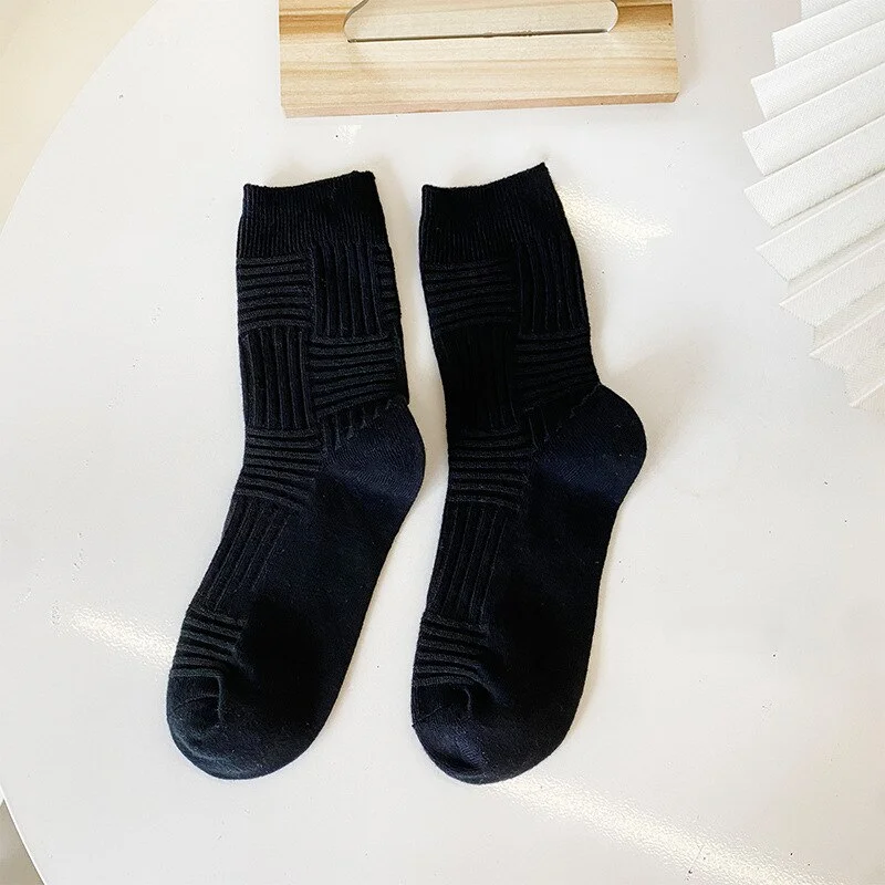 Casual Mid Length Cotton Socks In Solid Colors