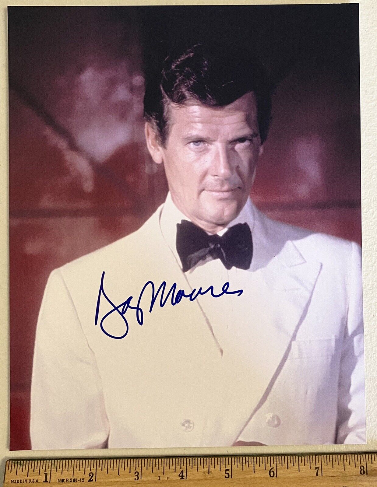 ROGER MOORE Signed 8x10 Autographed Photo Poster painting JAMES BOND 007 With COA