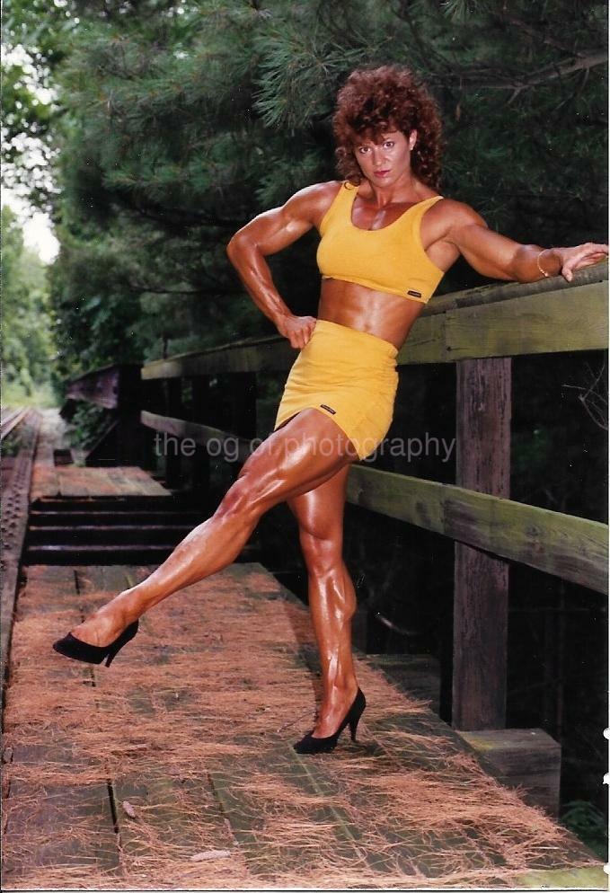 FEMALE BODYBUILDER 80's 90's FOUND Photo Poster painting Color MUSCLE GIRL Original EN 111 10 Y