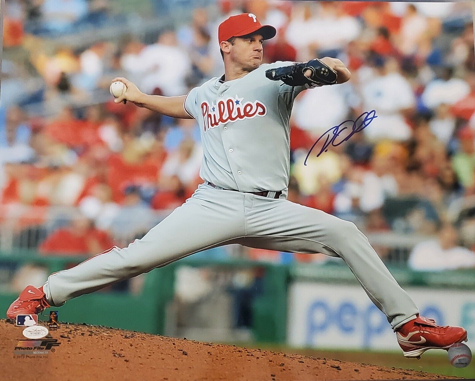 Autographed 16X20 ROY OSWALT Philadelphia Phillies Photo Poster painting - JSA COA