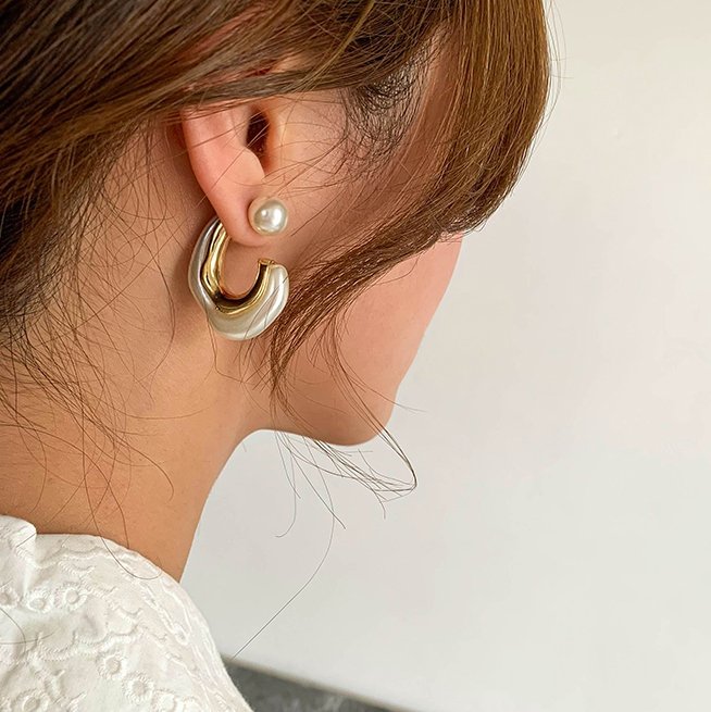 Arc white earrings