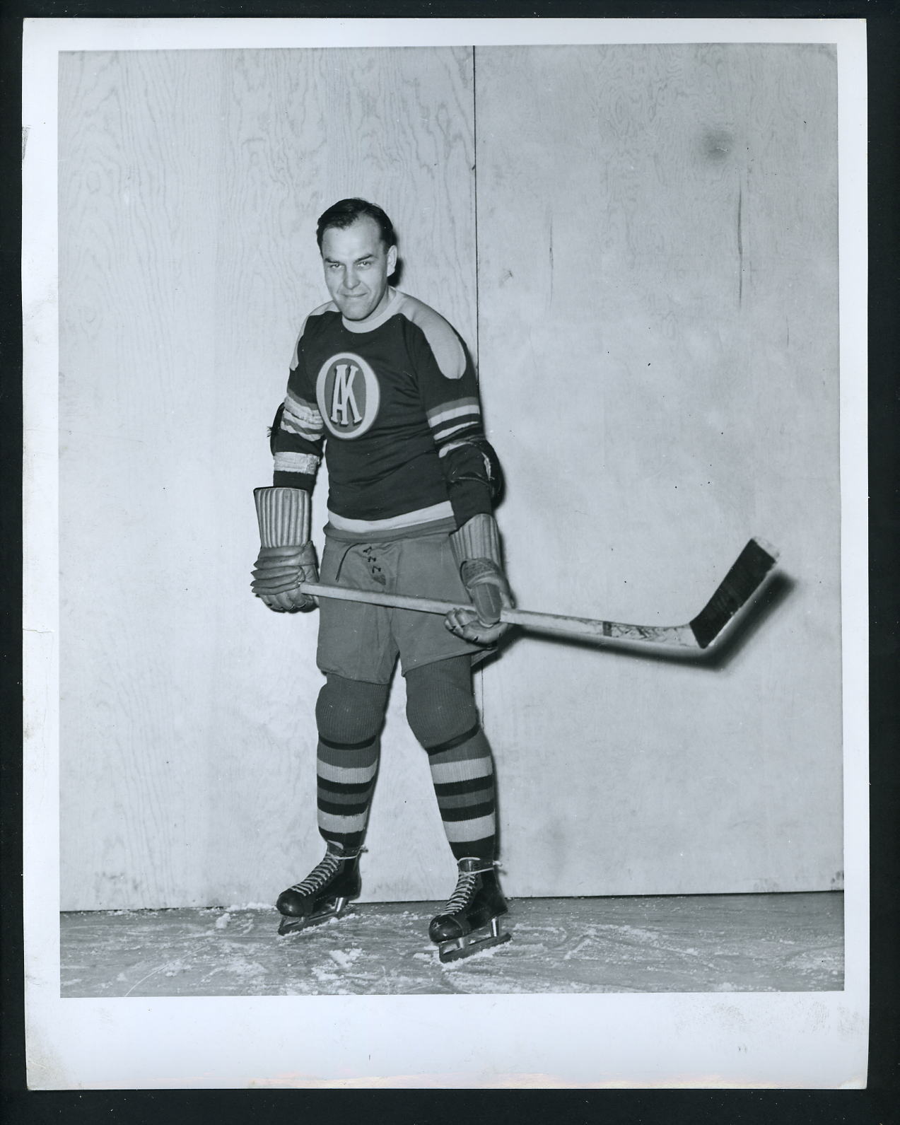 Leighton Happy or Hap Emms circa 1940 Press Photo Poster painting pose