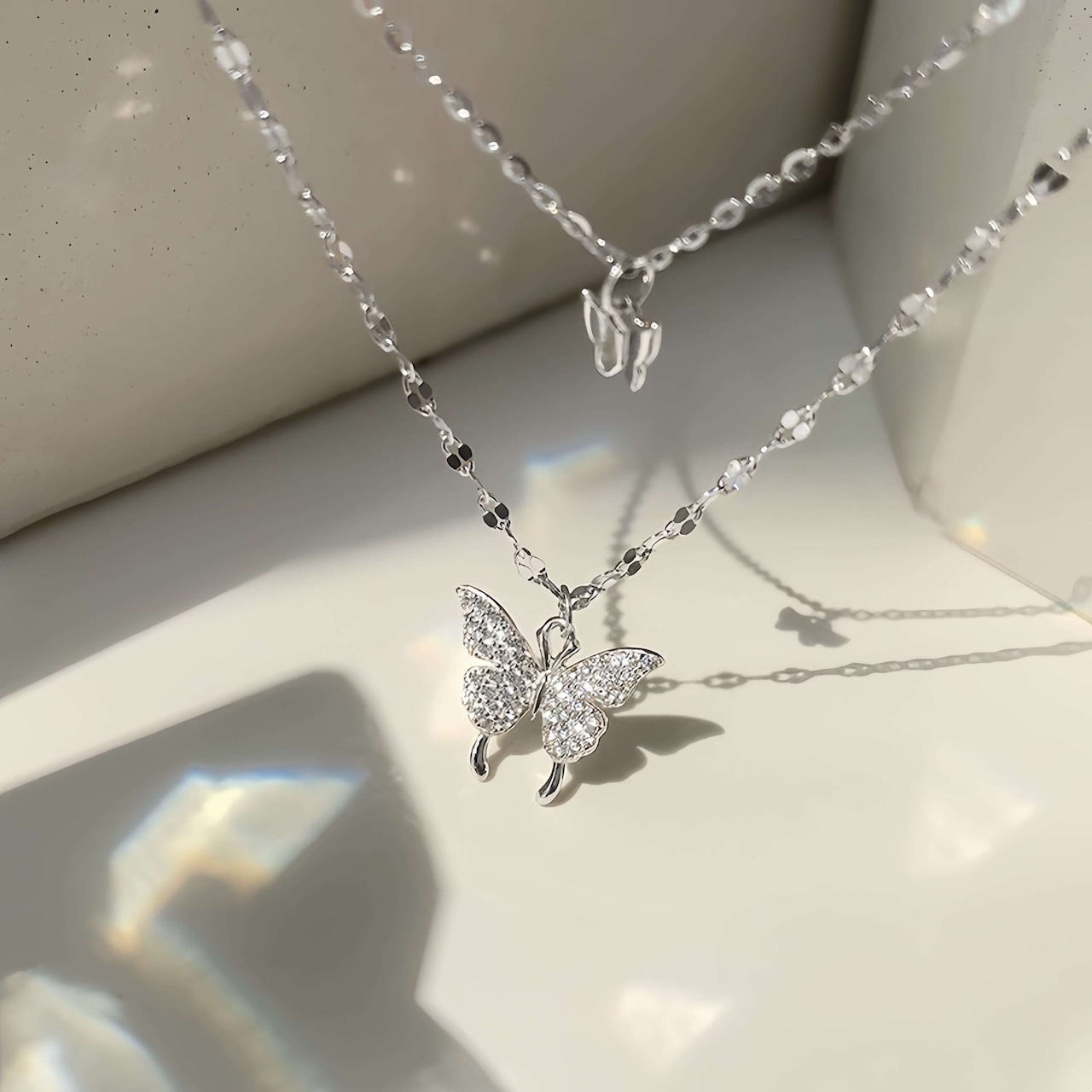 エレガントな925純銀バタフライダブルレイヤーネックレス