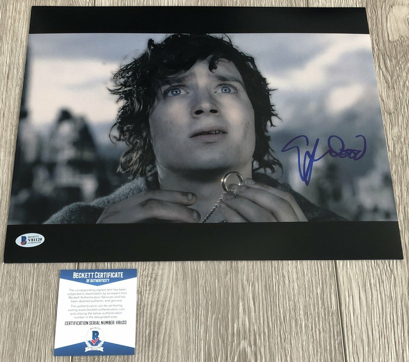 ELIJAH WOOD THE LORD OF THE RINGS SIGNED 11x14 Photo Poster painting w/BECKETT COA & EXACT PROOF